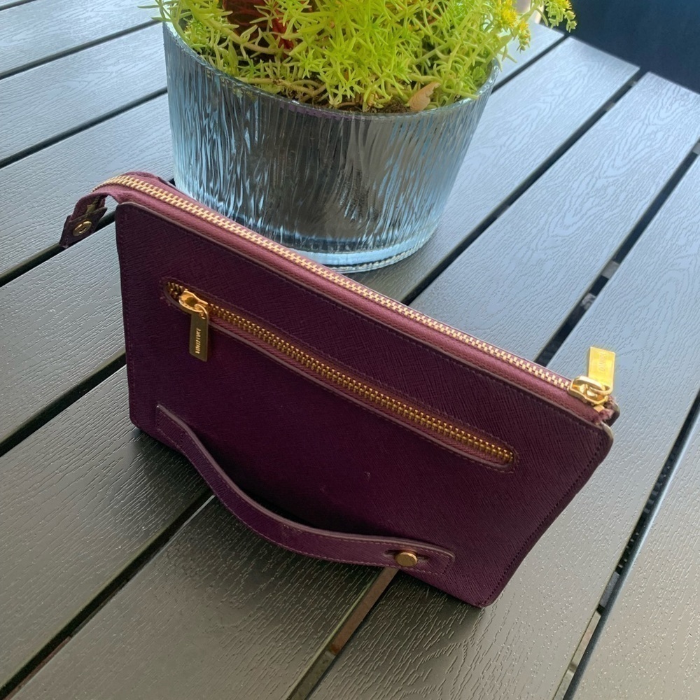 𝅺danier leather purple pouchette. Hand strap. Gold zipper.